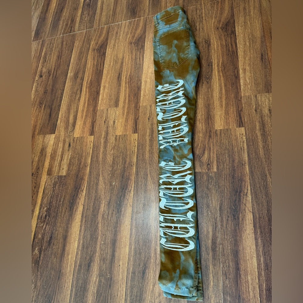 Culture Vulture Men’s Sz 28 Grunge Distressed Skinny Jeans with Embroidered Logo - Picture 3 of 11